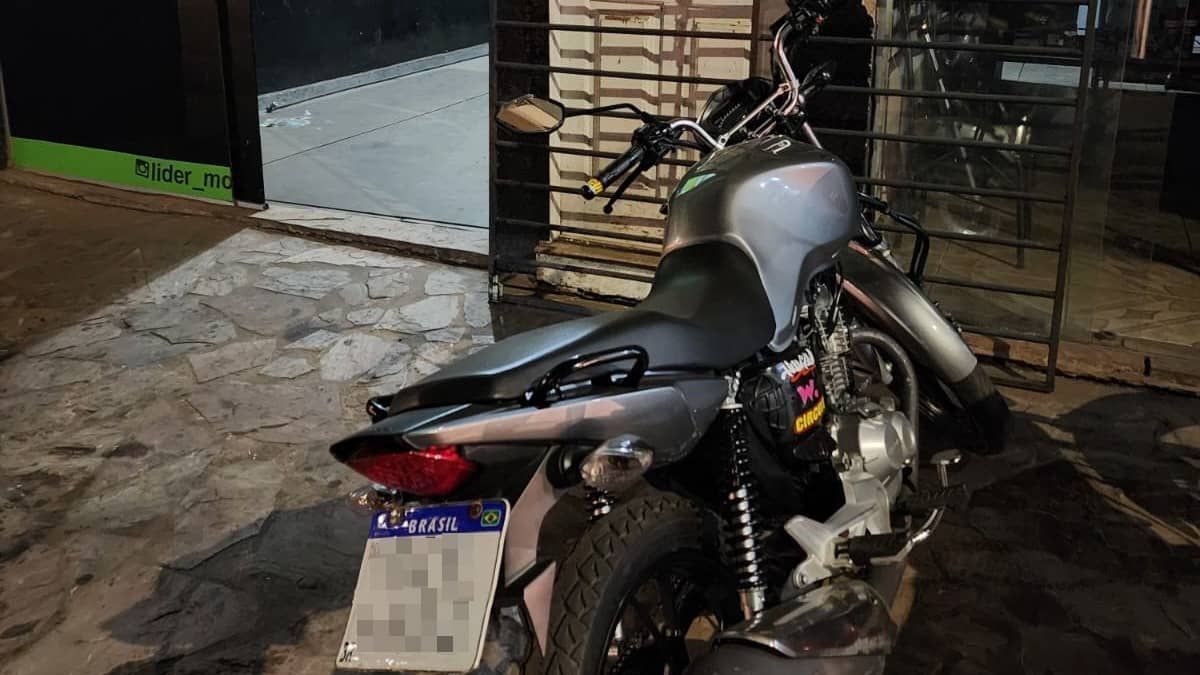Polícia Militar recupera motocicleta furtada e prende suspeito por receptação