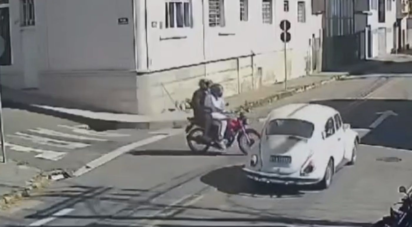 Vídeo: motociclista foge com garupa após ignorar placa de pare e bater em Fusca em MG