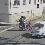 Vídeo: motociclista foge com garupa após ignorar placa de pare e bater em Fusca em MG