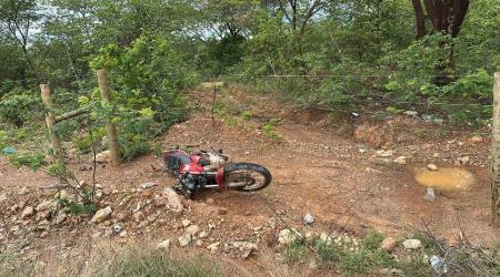 Moto vermelha envolvida em acidente em Montes Claros