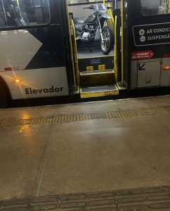 Moto foi colocada bem no espaço destinado a pessoas com deficiência