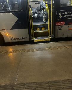 Moto foi colocada bem no espaço destinado a pessoas com deficiência