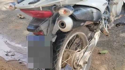Foto mostra motocicleta recuperada pela Polícia Militar em Mantena, no Rio Doce