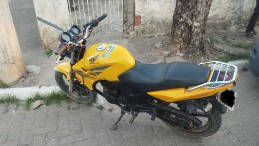 Foto mostra motocicleta sem retrovisor apreendida em MG