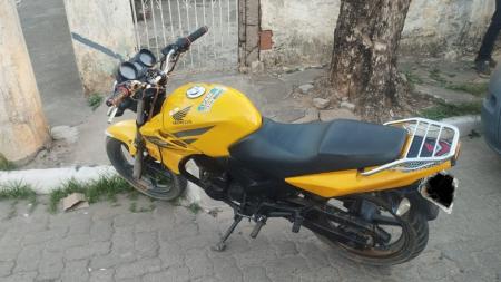 Foto mostra motocicleta sem retrovisor apreendida em MG