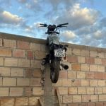 Moto fica pendurada em muro do pátio do Detran após adolescentes tentarem roubá-la em Corinto