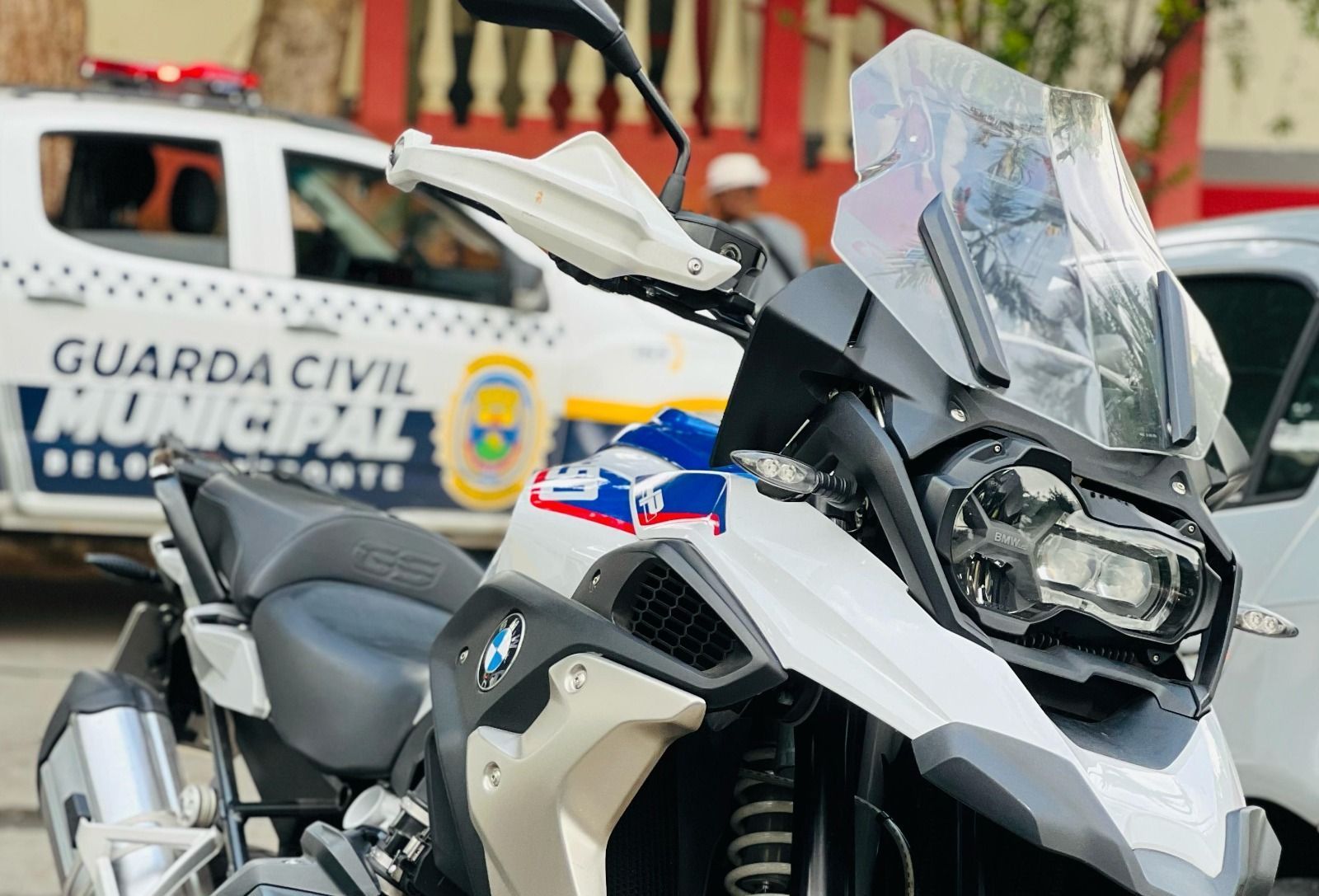 Moto BMW de R$ 100 mil furtada na Cristiano Machado é encontrada atrás de Centro de Saúde