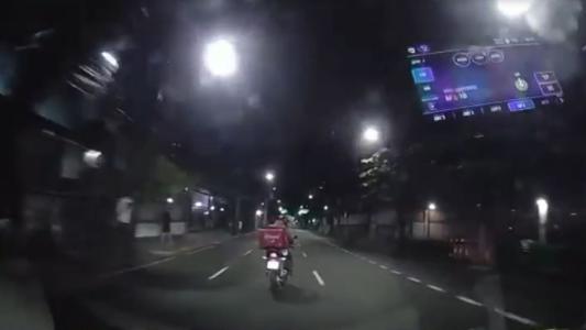 Vídeo: câmera de táxi flagra batida que causou morte de motociclista após briga no Rio | CNN Brasil