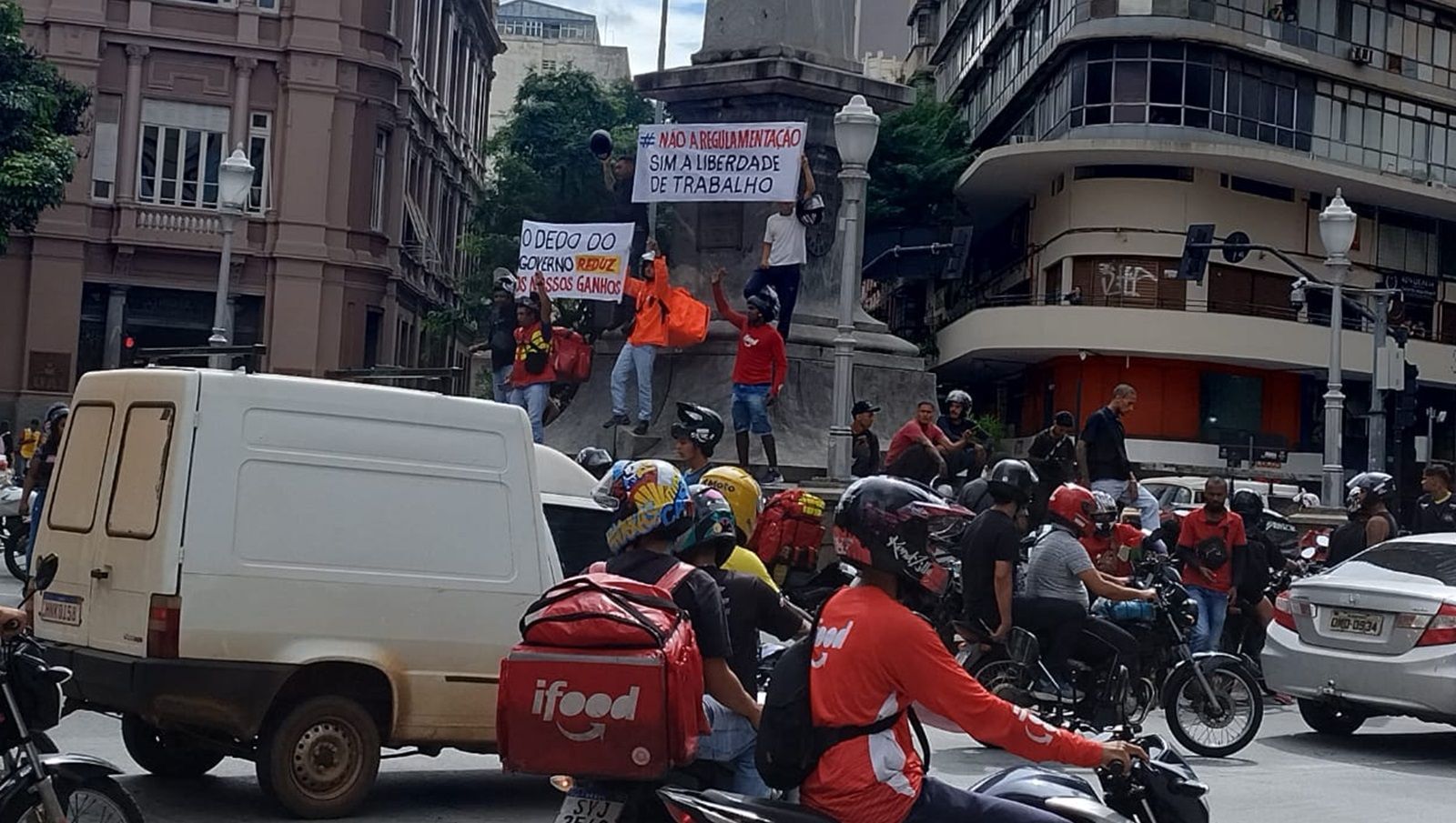 Entregadores de app protestam no Centro de BH contra regulamentação do serviço