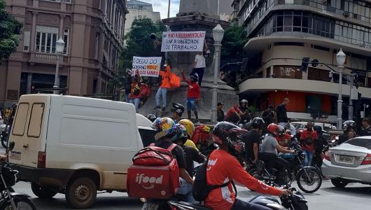 Foto mostra motociclistas em protesto na Praça Sete, em Belo Horizonte