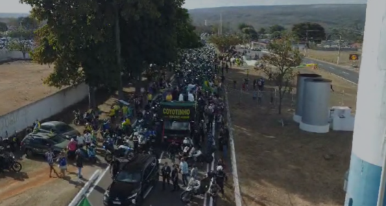 Apoiadores de Bolsonaro fazem motociata