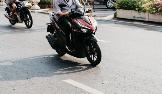 Foto mostra motocicleta em rua pavimentada