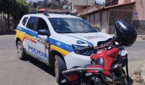 Motociclista abordado pela PM em MG diz que estava sem capacete por causa de tinta no cabelo