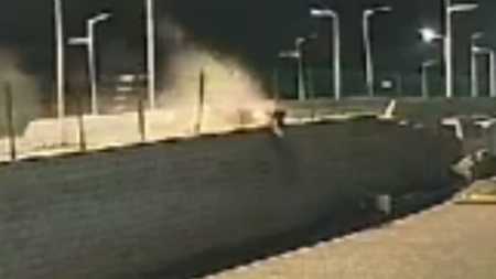 Motociclista ainda caiu após bater em mureta de viaduto