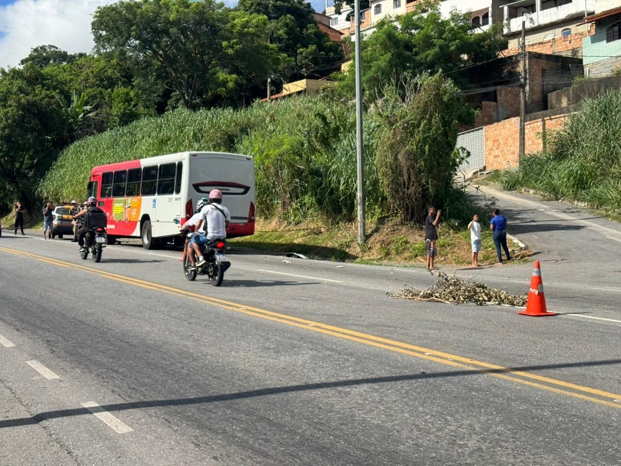 Motociclista bate de frente com ônibus e morre após parar debaixo do coletivo, na Grande BH