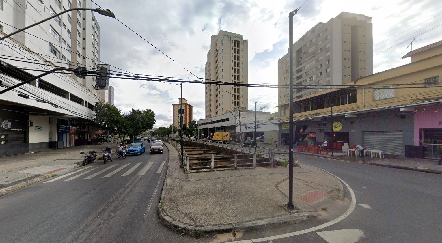 Motociclista bate em mureta de córrego, cai e morre na região Nordeste de BH
