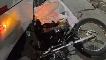 Motociclista colidiu contra ônibus urbano
