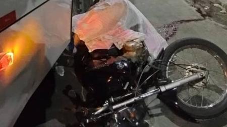 Motociclista colidiu contra ônibus urbano