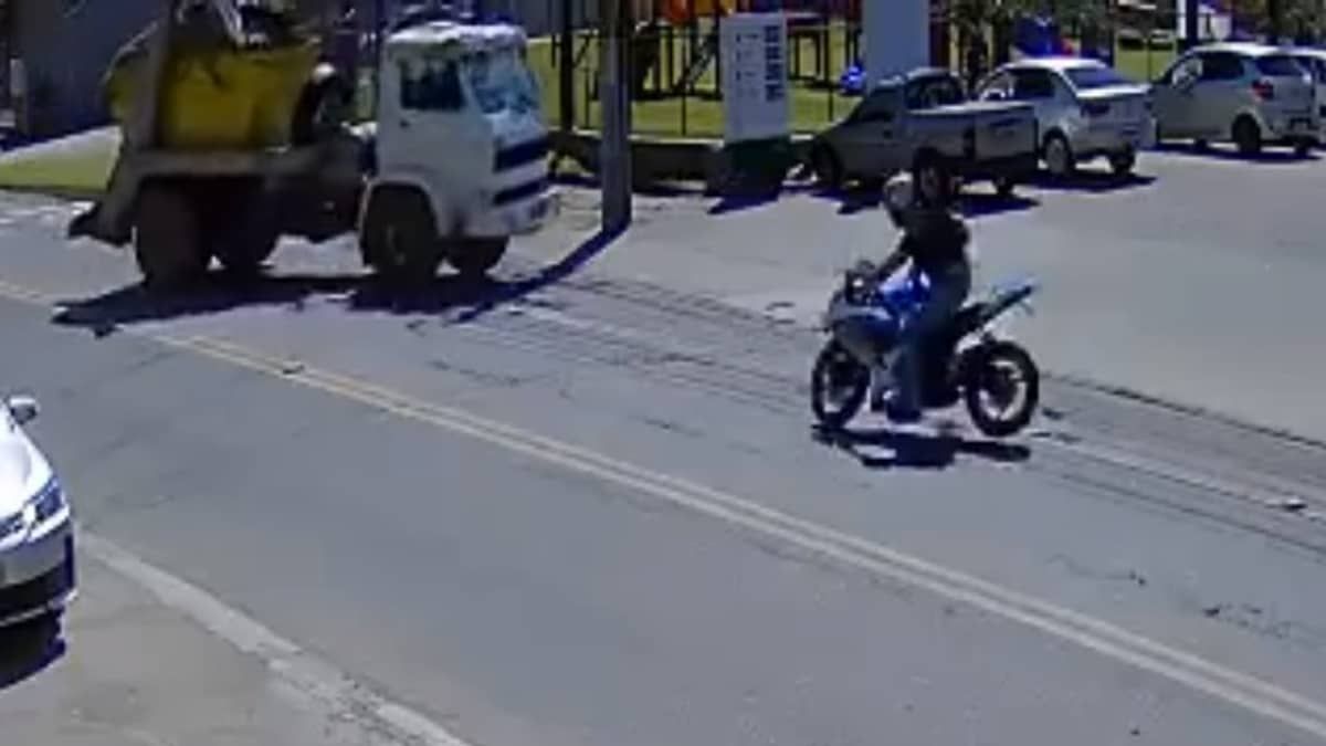 Vídeo impressionante mostra acidente que matou motociclista em Blumenau (SC)