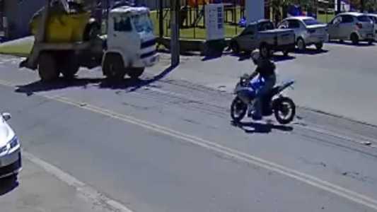 Motociclista ficou preso após acidente com caminhão em Blumenau