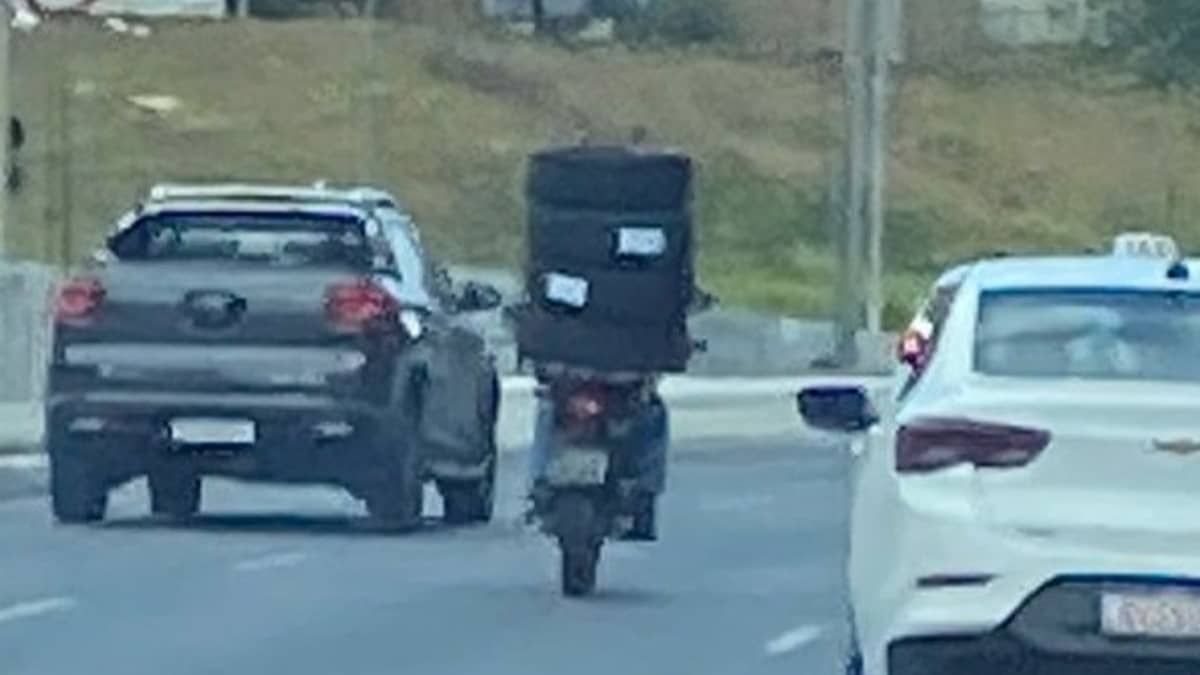Vídeo: homem é flagrado carregando 4 pneus em motocicleta em BH; veja se ato é infração