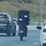 Vídeo: homem é flagrado carregando 4 pneus em motocicleta em BH; veja se ato é infração