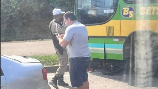 Motociclista foi parar debaixo de ônibus escolar