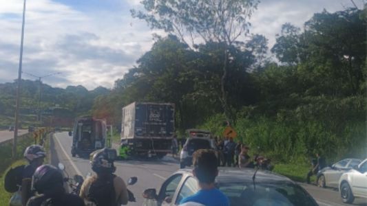 Motociclista morreu em um acidente com um caminhão na BR-040, em Ribeirão das Neves, na tarde desta segunda-feira (9)