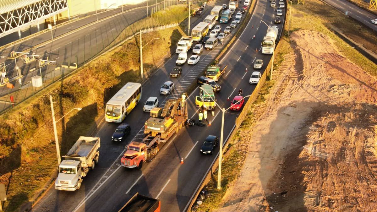 Motociclista morre após bater em carreta na BR-381, em Betim