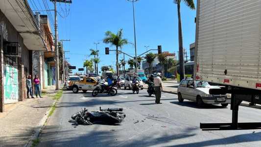 Motociclista morreu após bater em caminhão