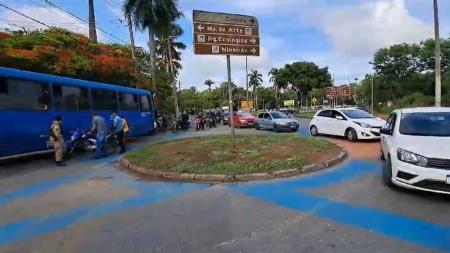 Motociclista não se feriu; acidente foi próximo da rotatória do Zoológico