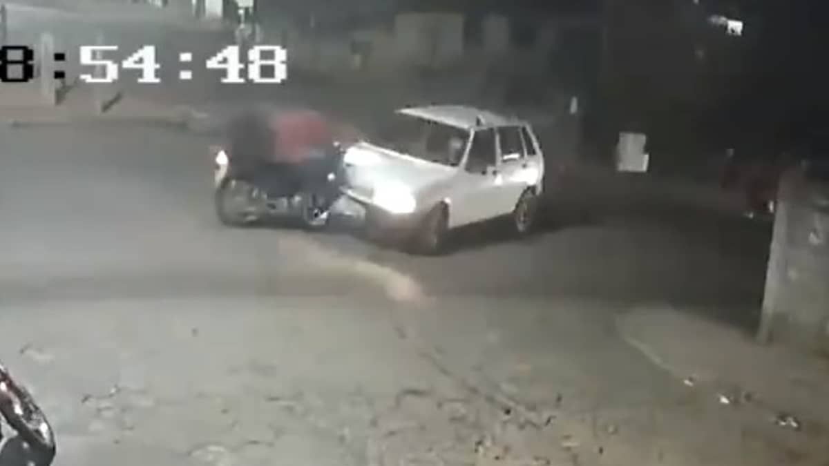 Vídeo: motociclista ‘voa’ após atingir carro em cruzamento no Sul de Minas
