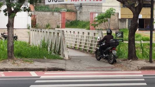 Motociclistas desrespeitam leis de trânsito e usam passarela como rua