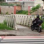 Vídeo: motociclistas desrespeitam leis de trânsito e usam passarela como rua