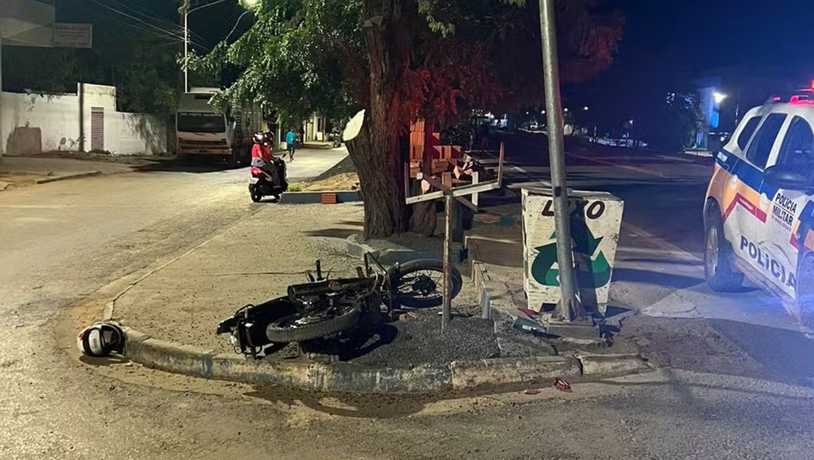Jovem empina moto, tenta fugir da polícia e acaba batendo em lixeira em MG