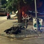 Jovem empina moto, tenta fugir da polícia e acaba batendo em lixeira em MG