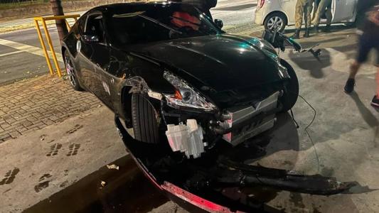 Motorista acabou batendo em árvore após atingir dois carros na avenida Carlos Luz (Catalão)