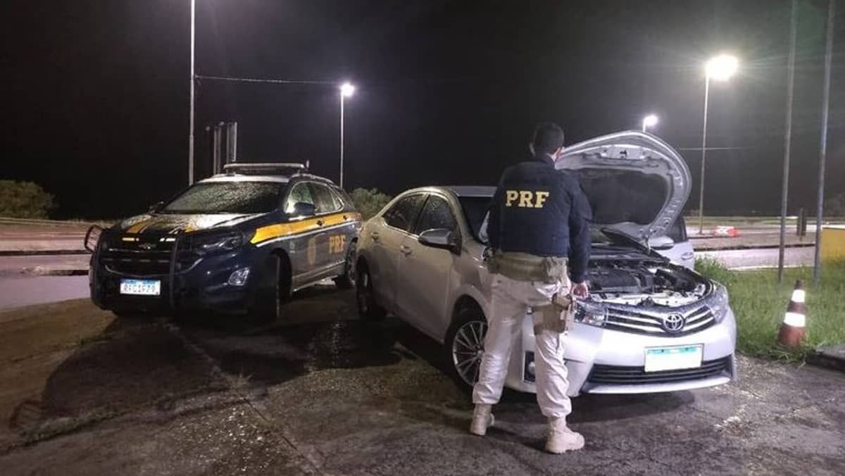 Corolla furtado e com placa clonada é interceptado pela Polícia Rodoviária Federal na BR-381 