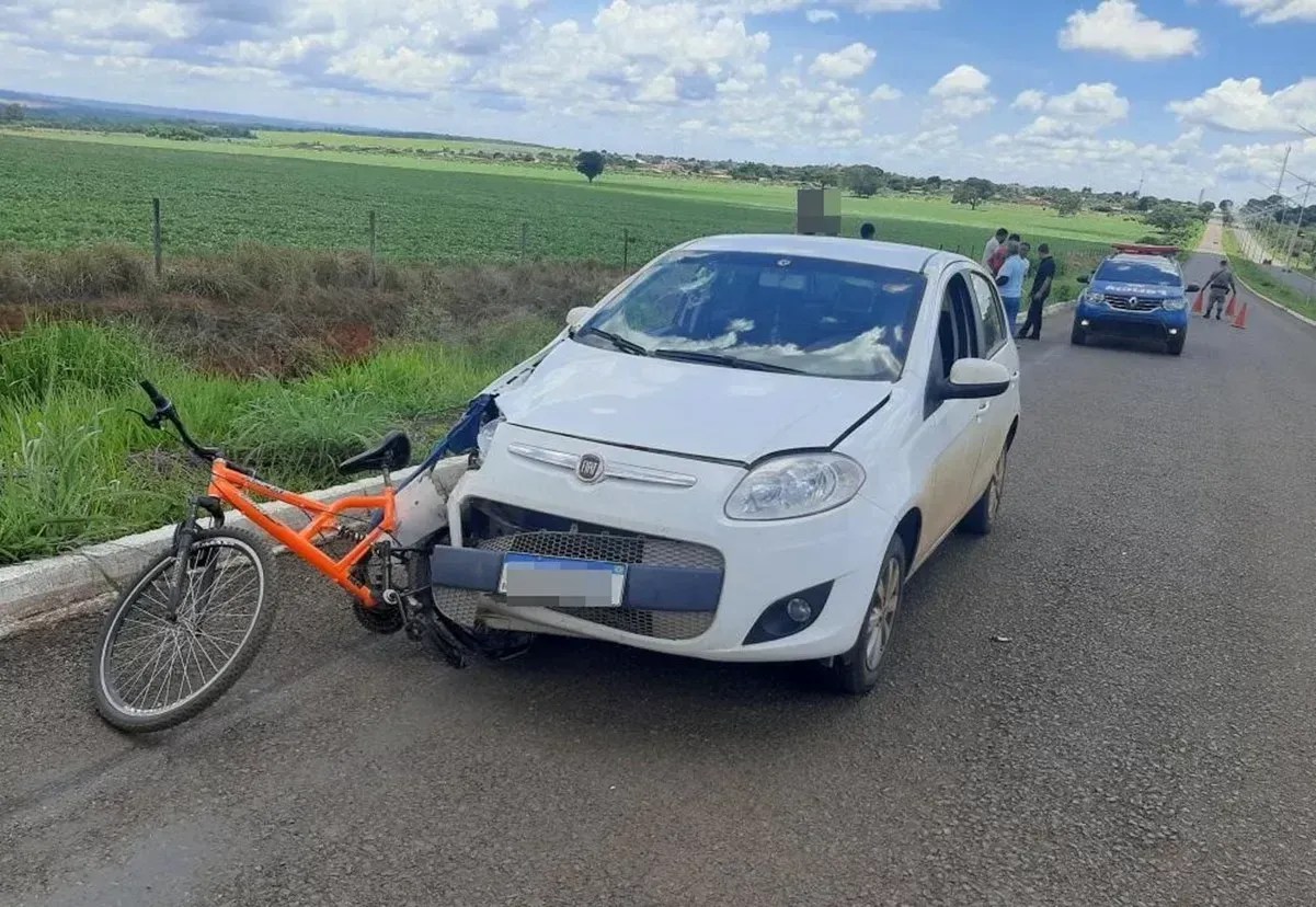 Motorista atropela e mata ciclista após se distrair com marimbondo em Goiás