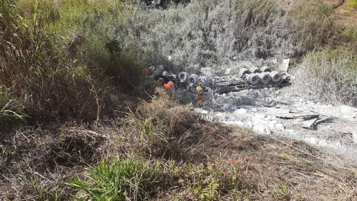 Caminhoneiro morre em acidente com carreta de fertilizantes na 'Serra do Selado'; veja imagens  