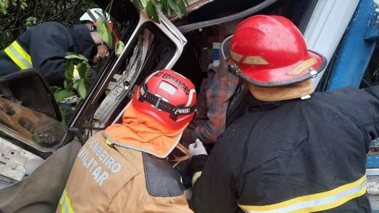Motorista de 73 anos ficou preso às ferragens