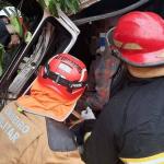 Acidente na BR-365 entre dois caminhões deixa motorista preso às ferragens em Itabirito