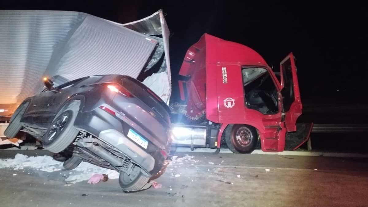 Acidente envolvendo quatro veículos deixa duas pessoas feridas em Minas Gerais