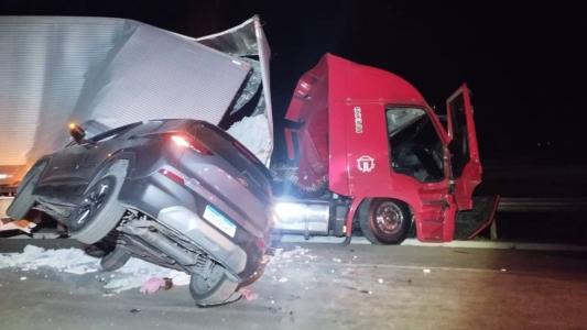 Motorista de caminhão foi projetado para fora e veículo acabou acertando dois carros
