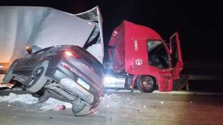 Motorista de caminhão foi projetado para fora e veículo acabou acertando dois carros