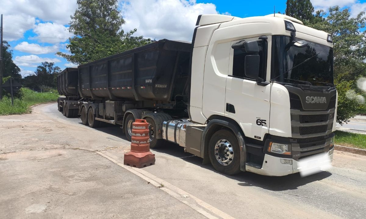 Caminhoneiro sem condições de dirigir é detido pela PMR no Campo das Vertentes