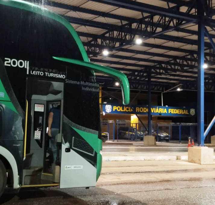 Motorista de ônibus de dupla sertaneja Leandro e Romário é preso na BR-040