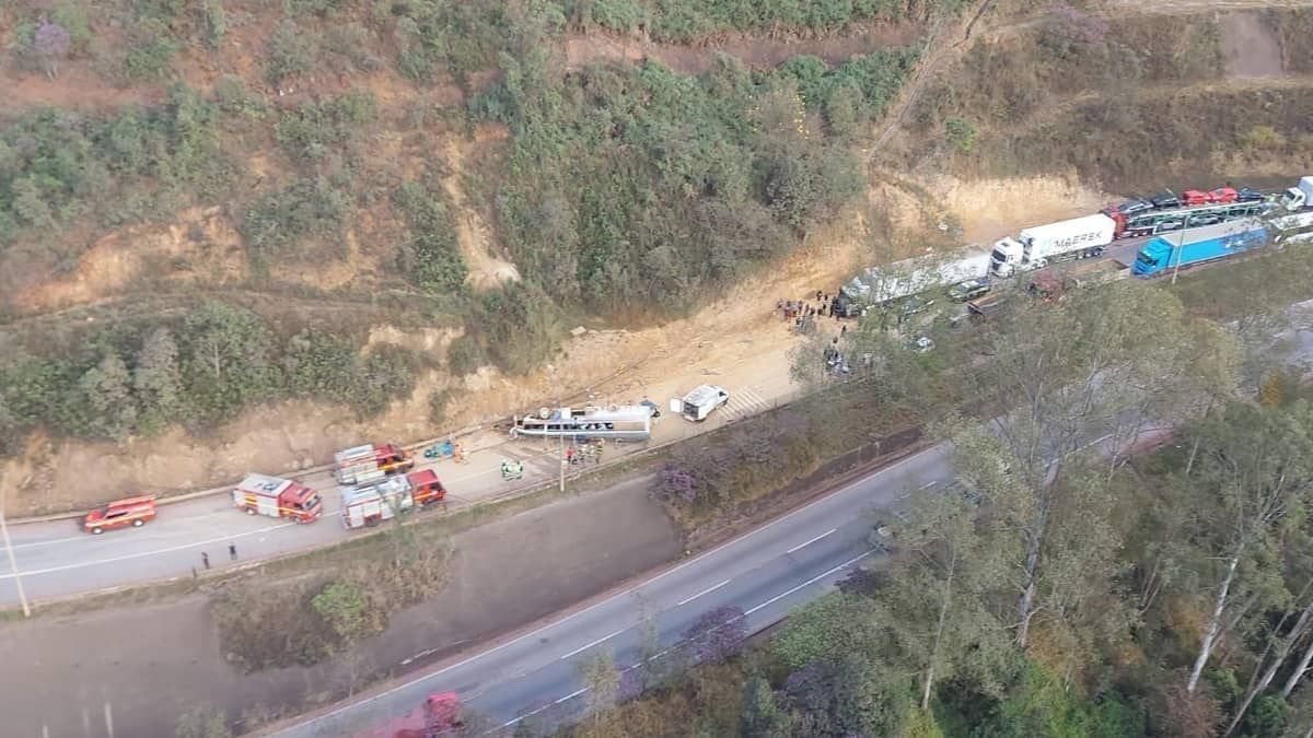 Motorista de ônibus que capotou com torcedores do Corinthians deixa UTI