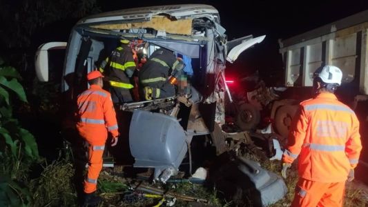 Motorista de ônibus ficou preso às ferragens