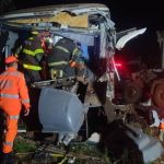Batida de frente entre carreta e ônibus deixa 47 feridos no interior de Minas